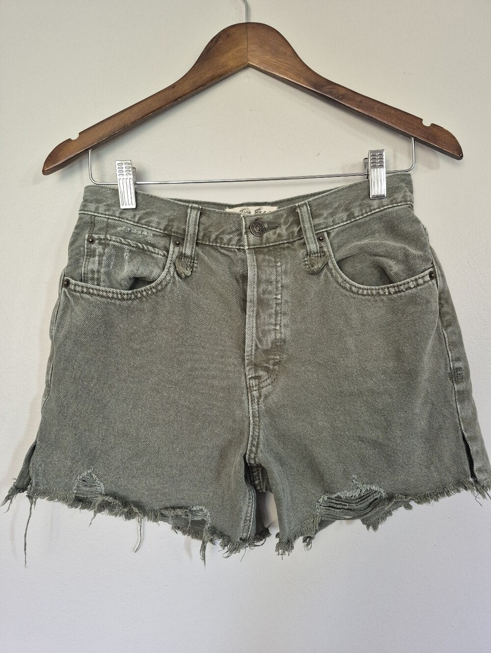 We The Free Free People Button Fly Distressed Denim Shorts 4" Size 26
